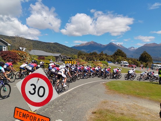 The main peloton turning toward Te Anau in Manapouri.