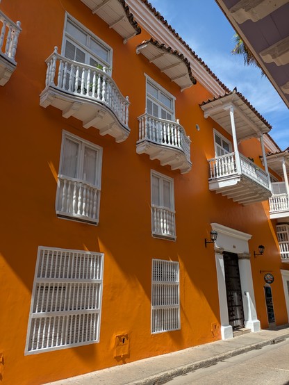 Colonial architecture and fresh colours in Cartagena