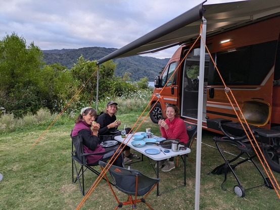 George and Emily joined us for dinner. They did fried potatoes, we did mushroom burgers and pastel de natas. They tried to head out Kenepuru Drive the following day but it was closed so they're heading south.